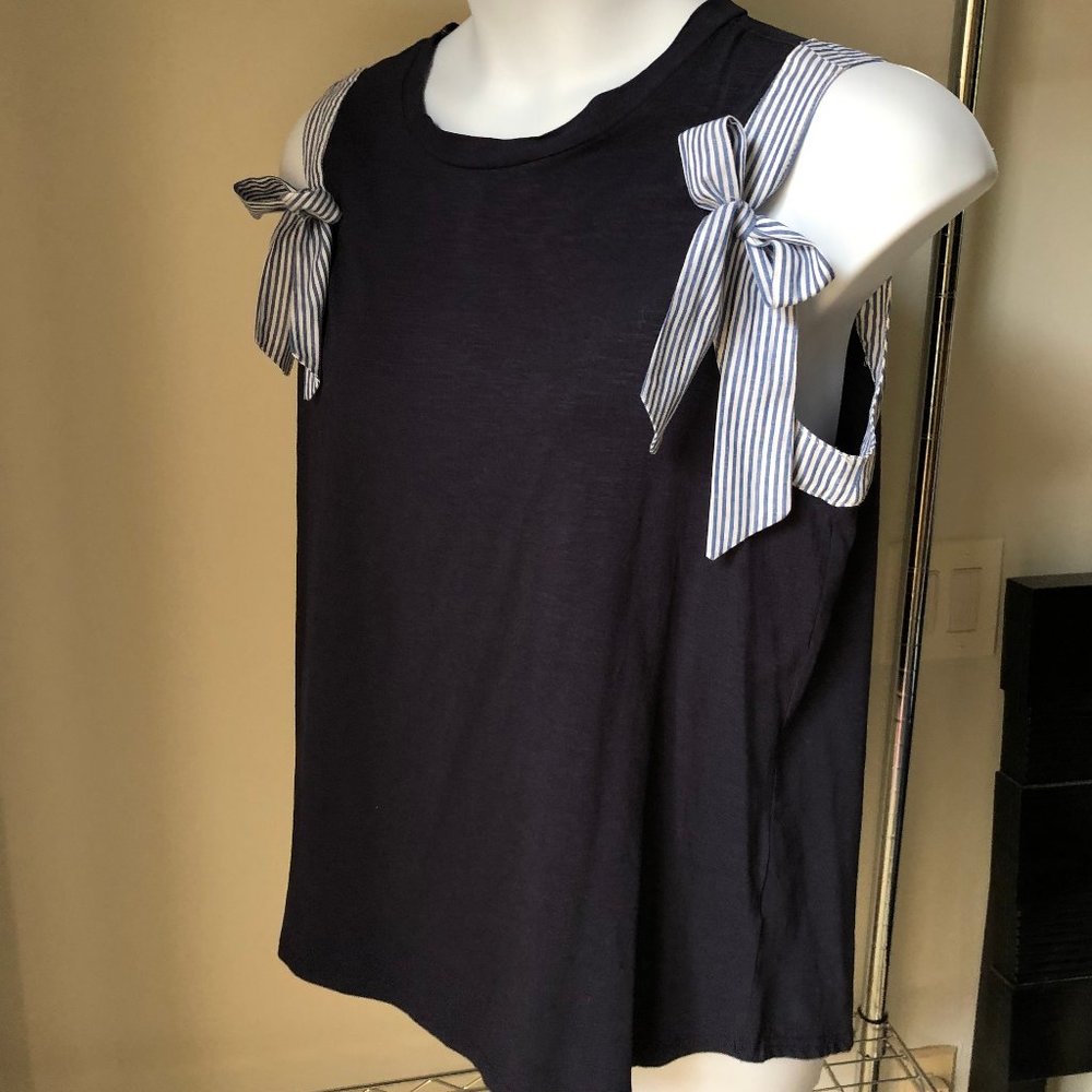 Sleeveless navy and seersucker tie shirt L